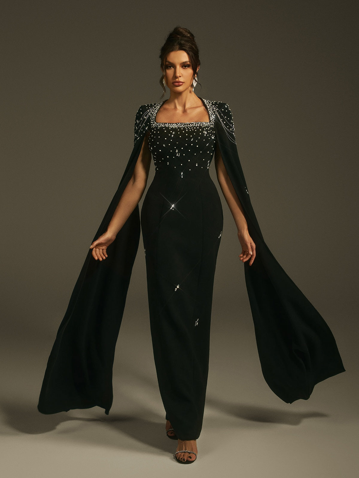 Robe longue à manches cape et strass 