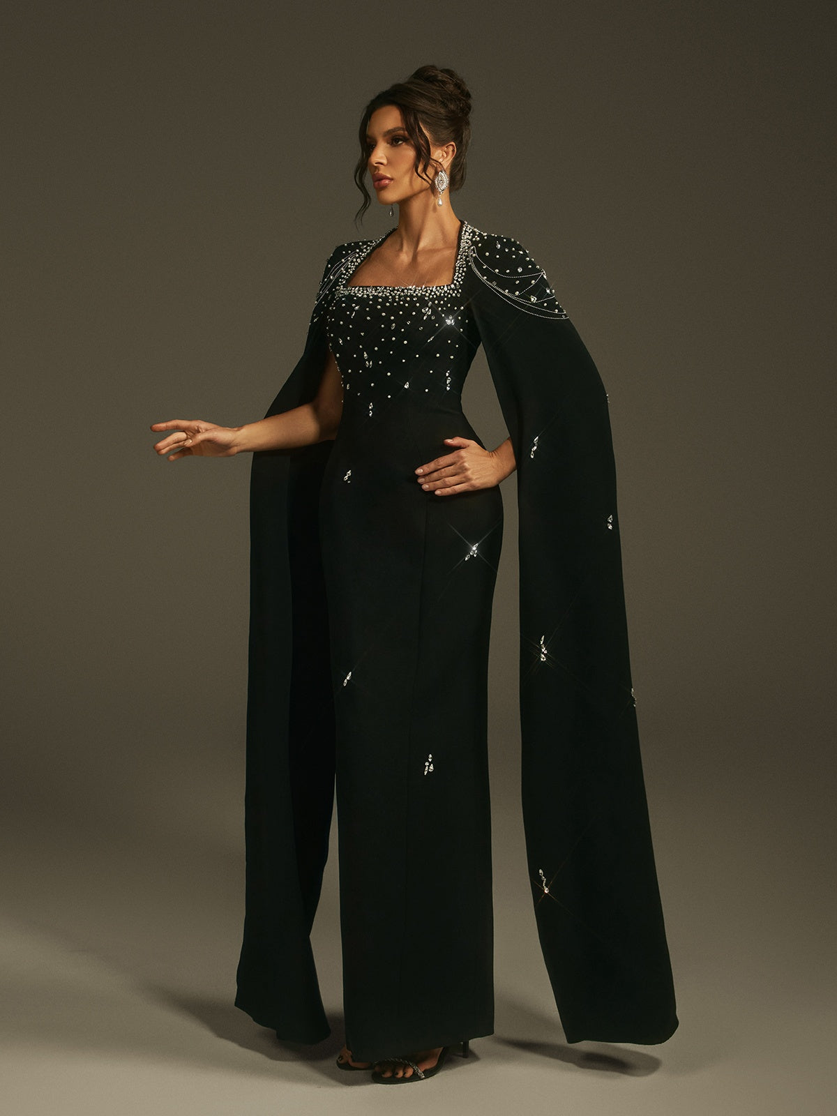 Robe longue à manches cape et strass 