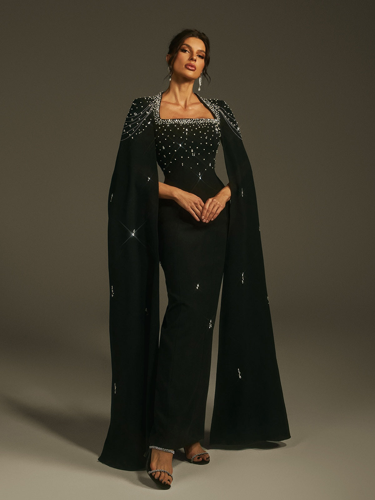 Robe longue à manches cape et strass 