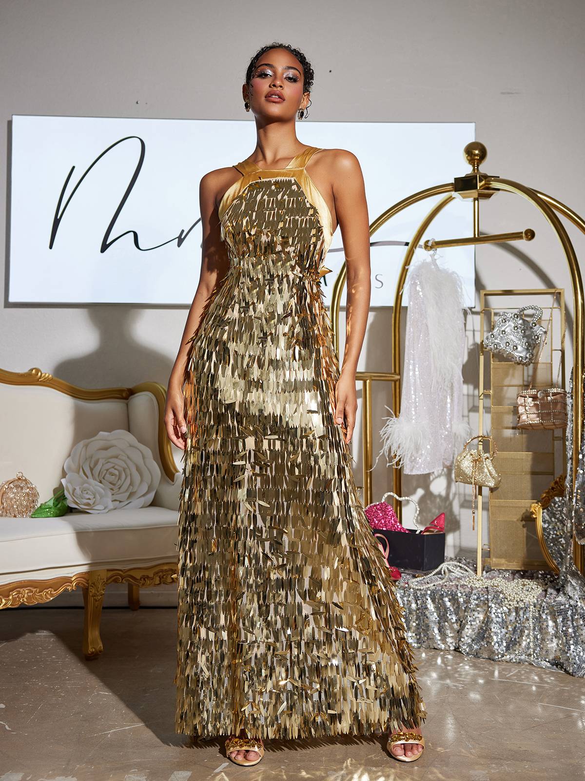 Robe longue à sequins et nœud 