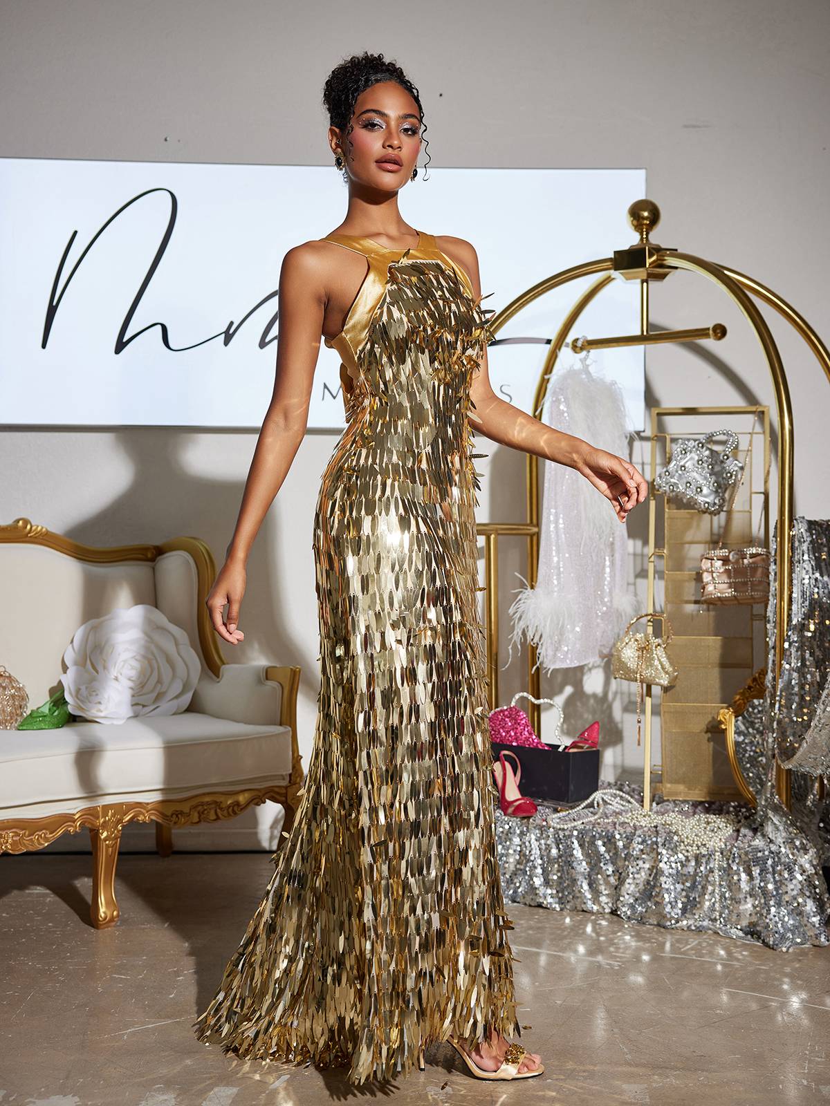 Robe longue à sequins et nœud 