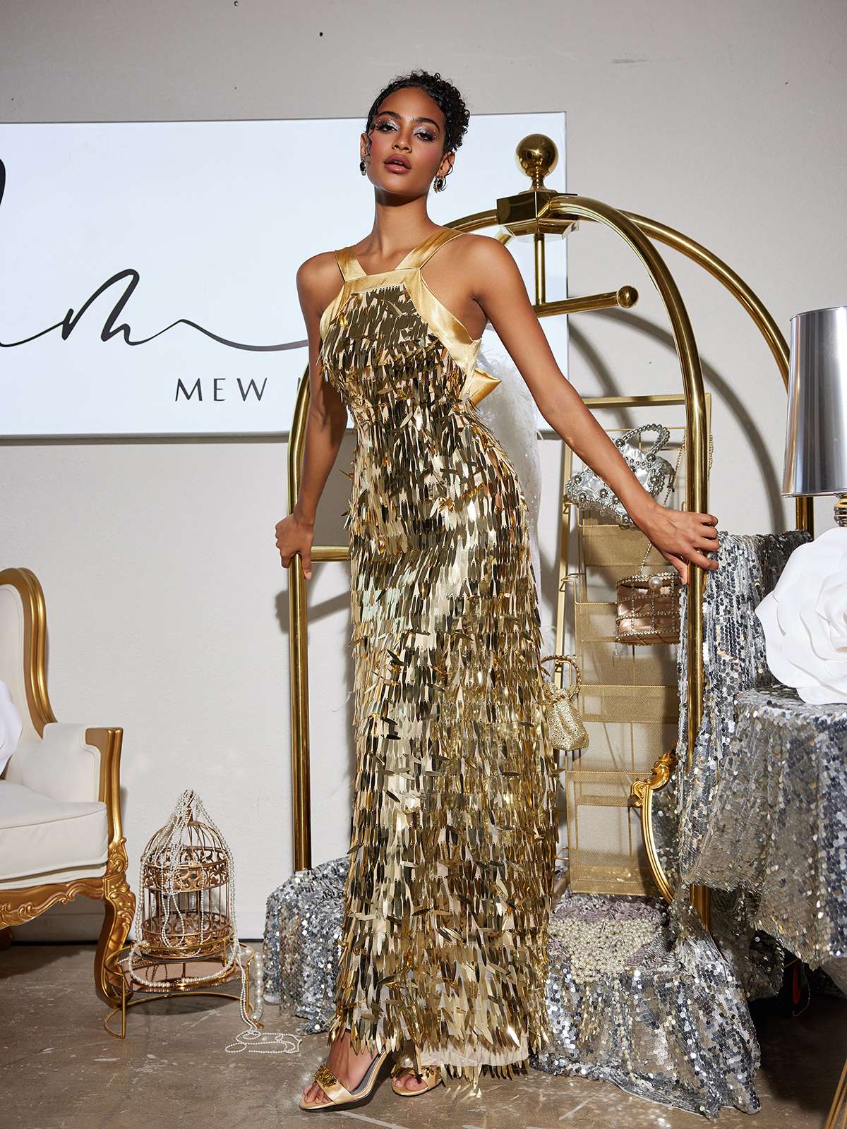 Robe longue à sequins et nœud 