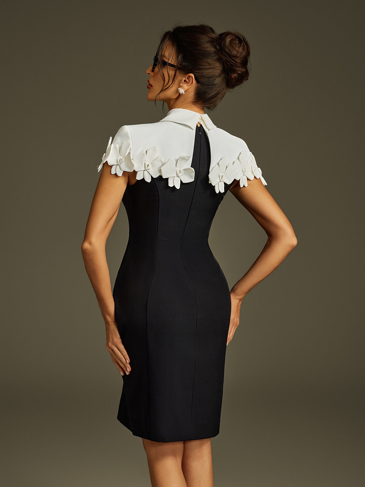 Robe courte noire à col fleuri 