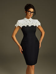 Robe courte noire à col fleuri 