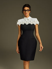 Robe courte noire à col fleuri 