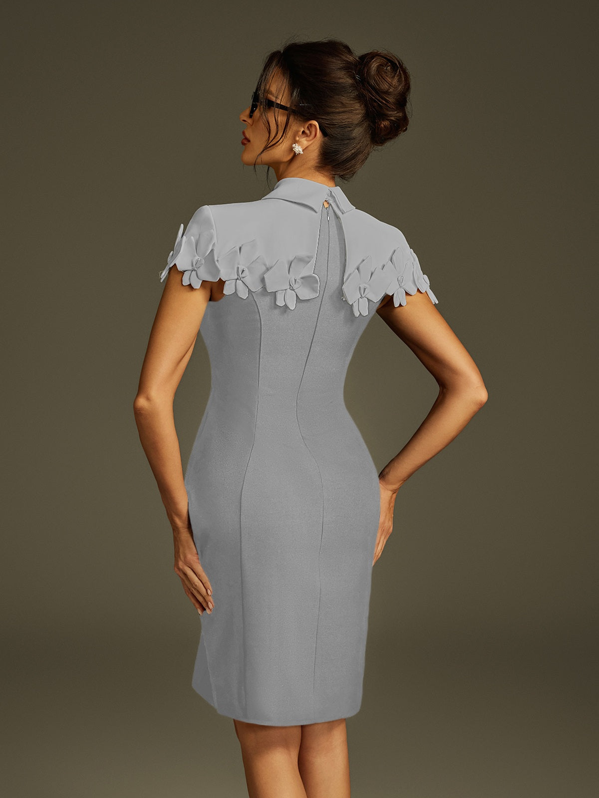 Robe courte à col fleuri grise 