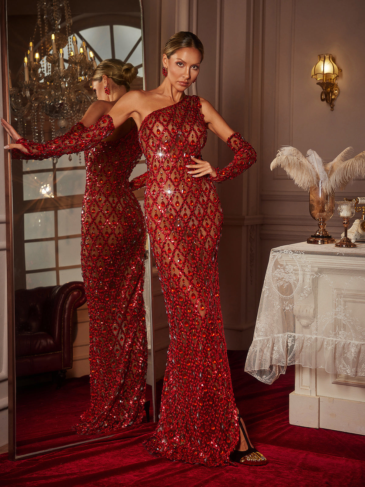 Robe longue rouge à sequins et cristaux asymétrique, avec gants assortis. 