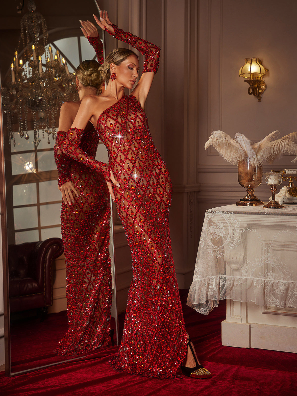 Robe longue rouge à sequins et cristaux asymétrique, avec gants assortis. 