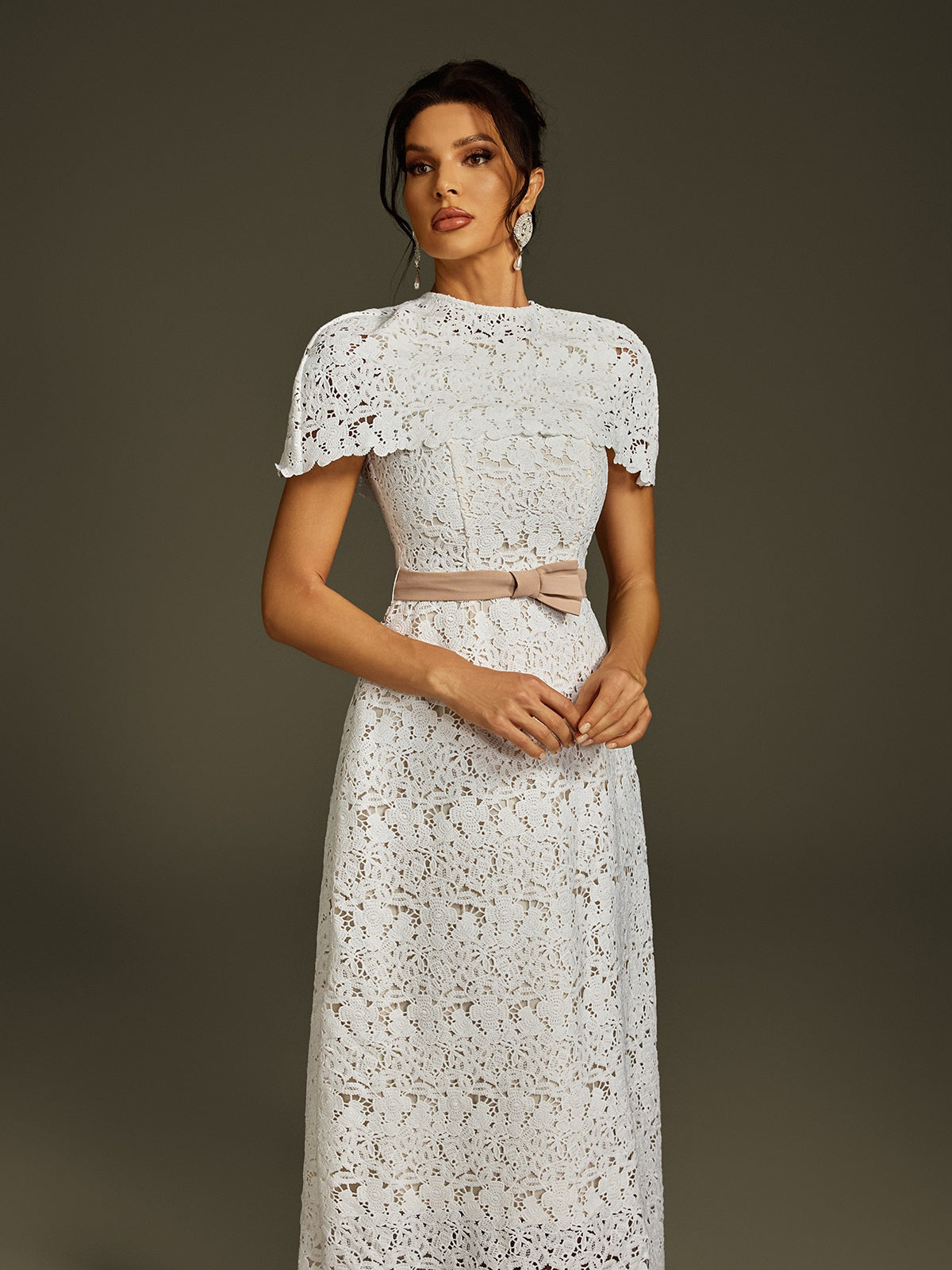 Robe midi brodée à cape 