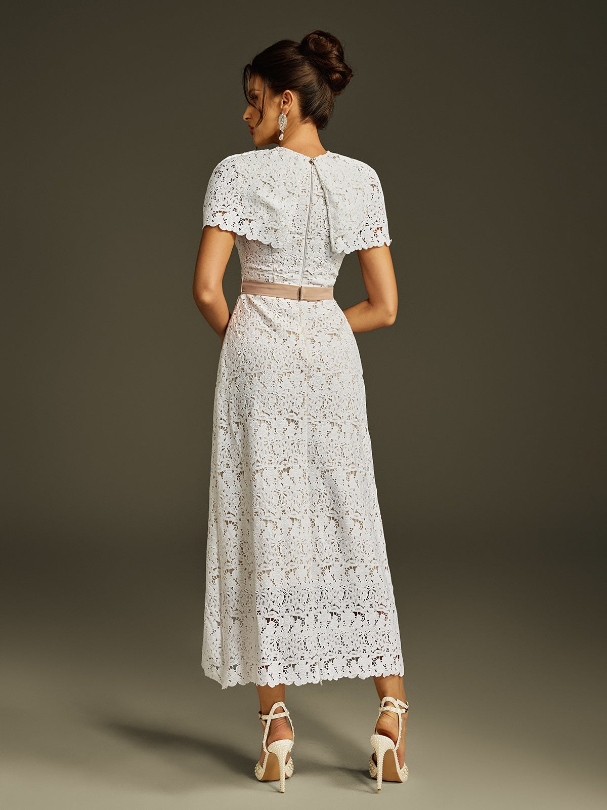 Robe midi brodée à cape 