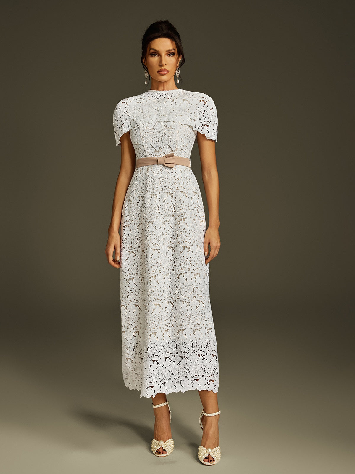 Robe midi brodée à cape 