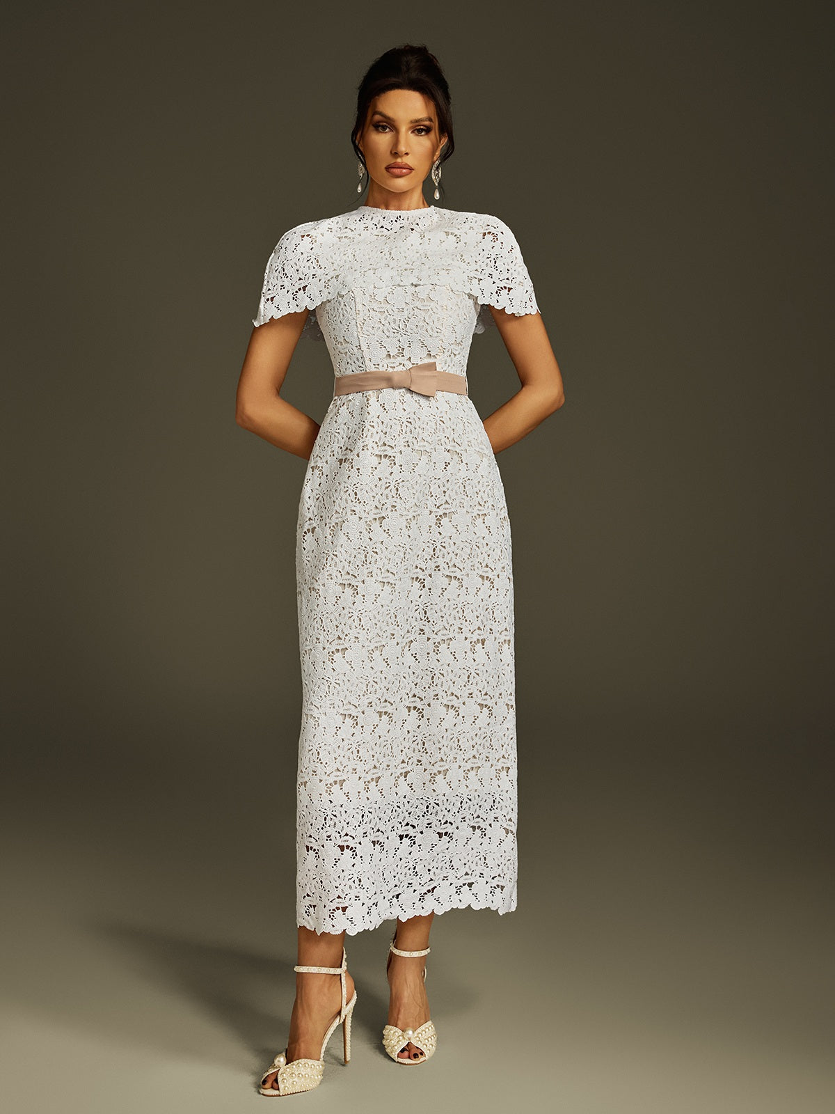 Robe midi brodée à cape 