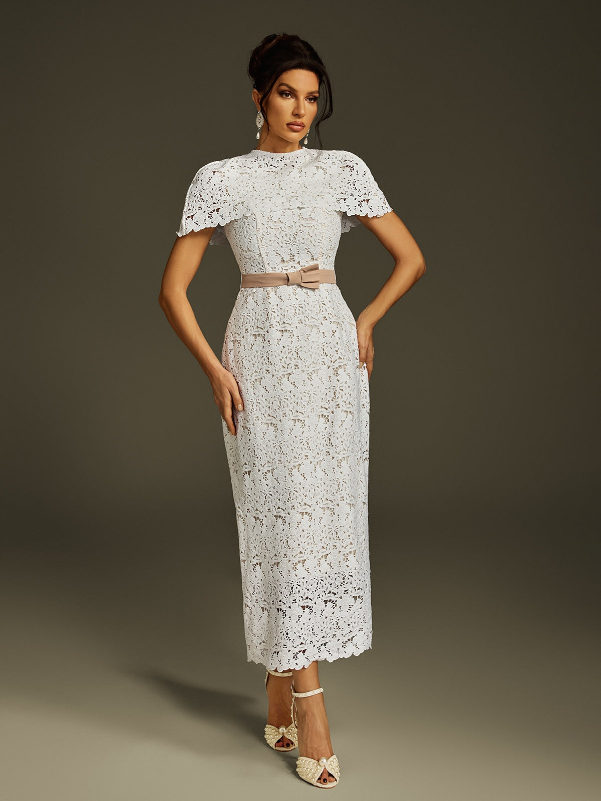 Robe midi brodée à cape 