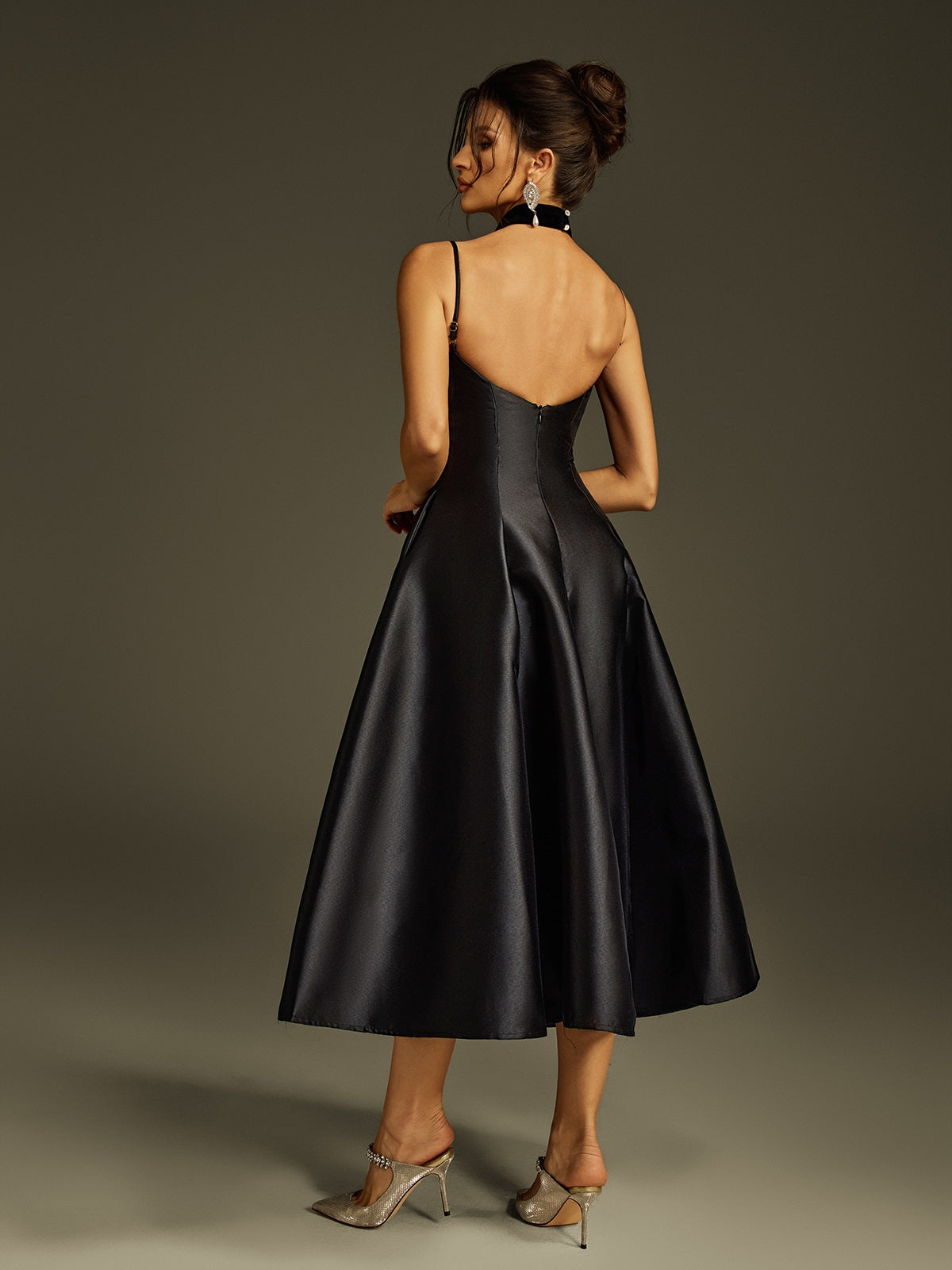 Robe midi en satin à fines bretelles 