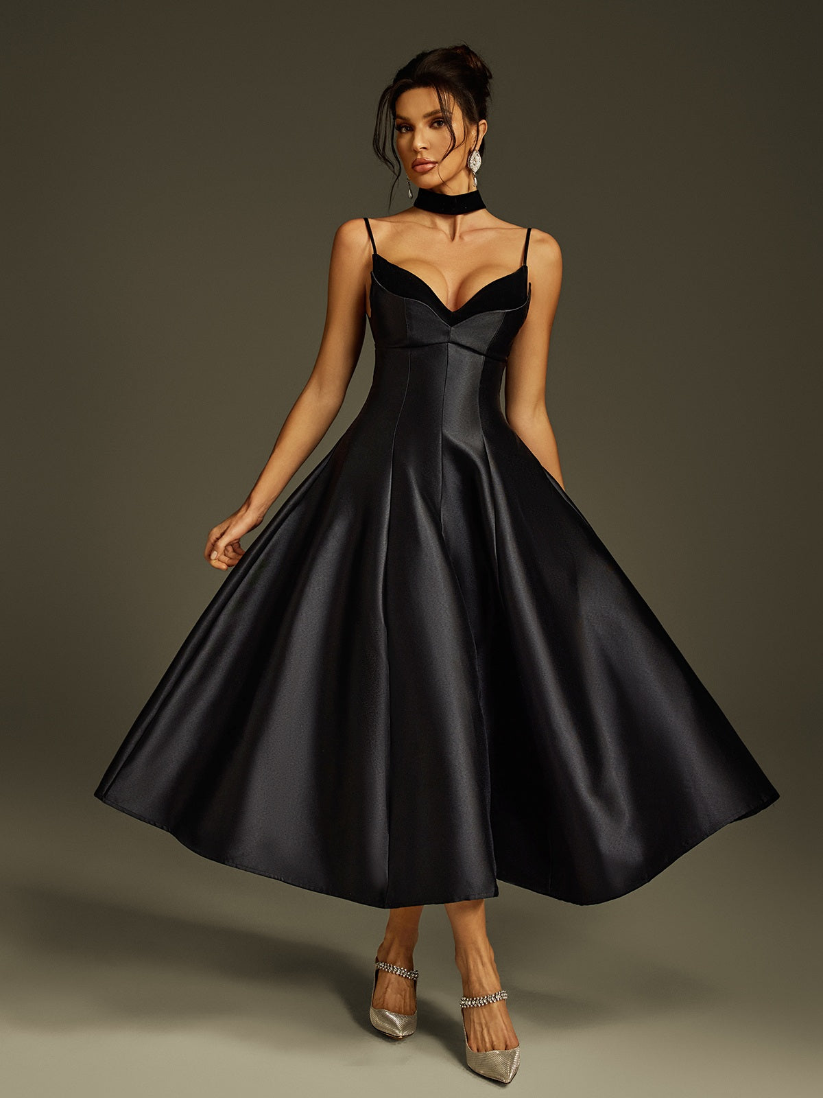 Robe midi en satin à fines bretelles 