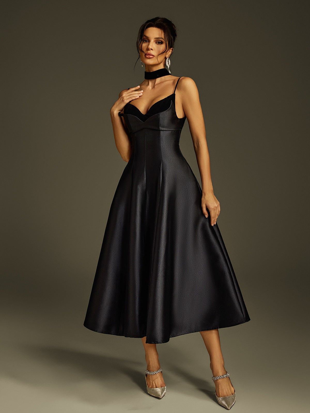 Robe midi en satin à fines bretelles 
