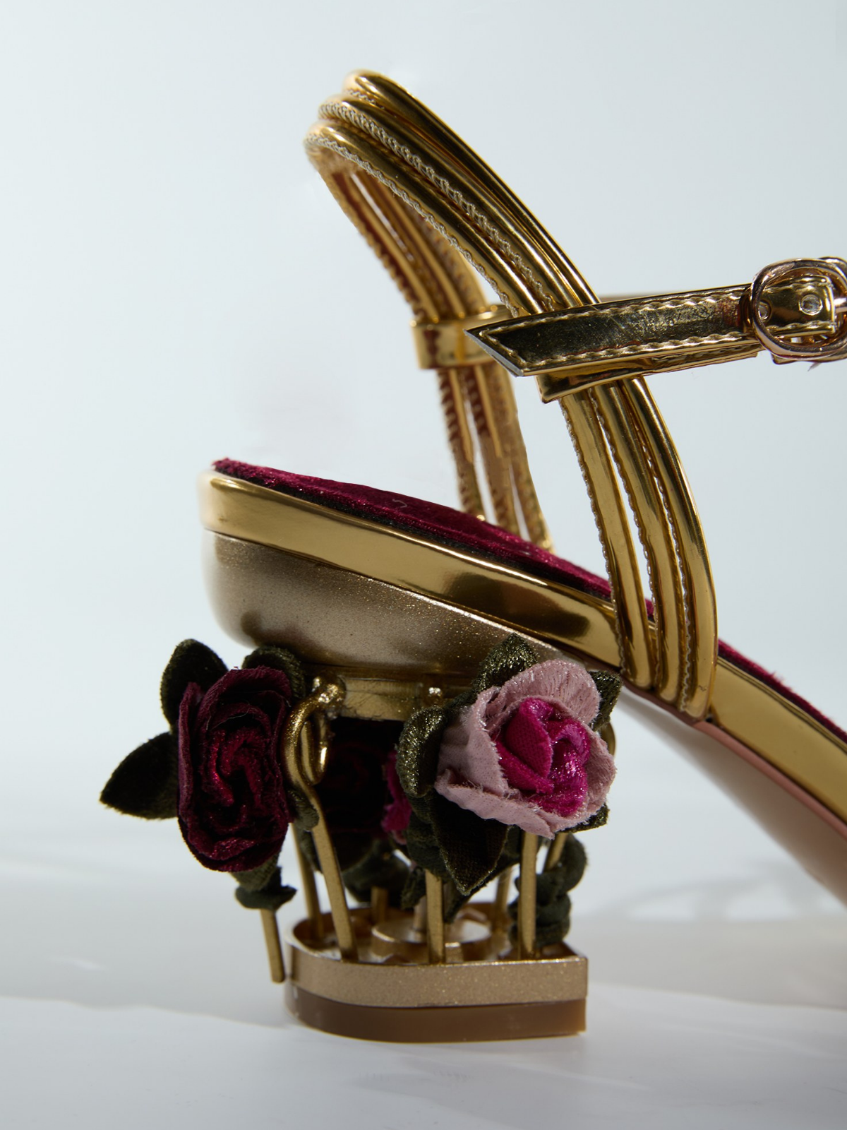 Sandales en velours fleuri