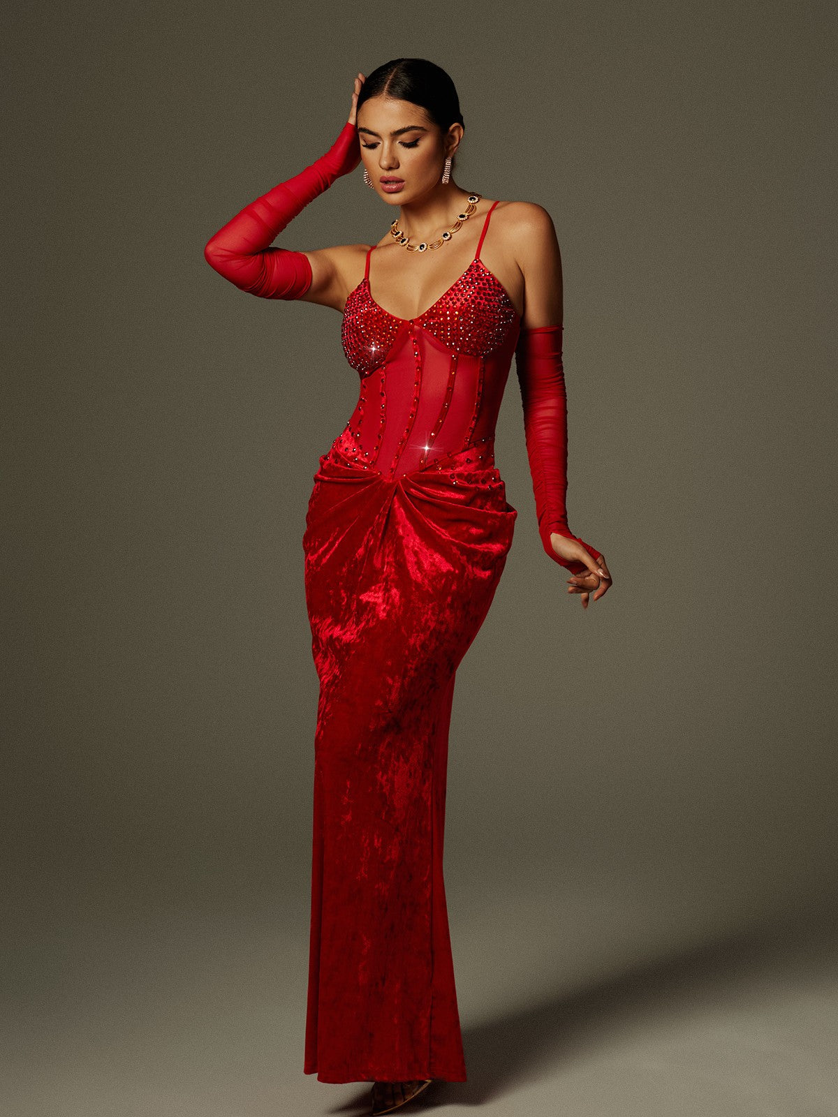 Robe longue en velours froncé à strass et spaghetti 