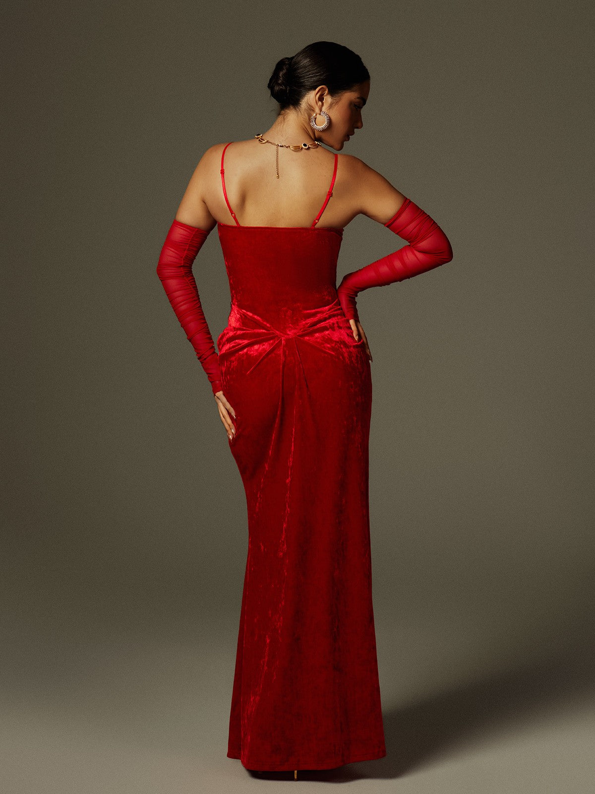 Robe longue en velours froncé à strass et spaghetti 