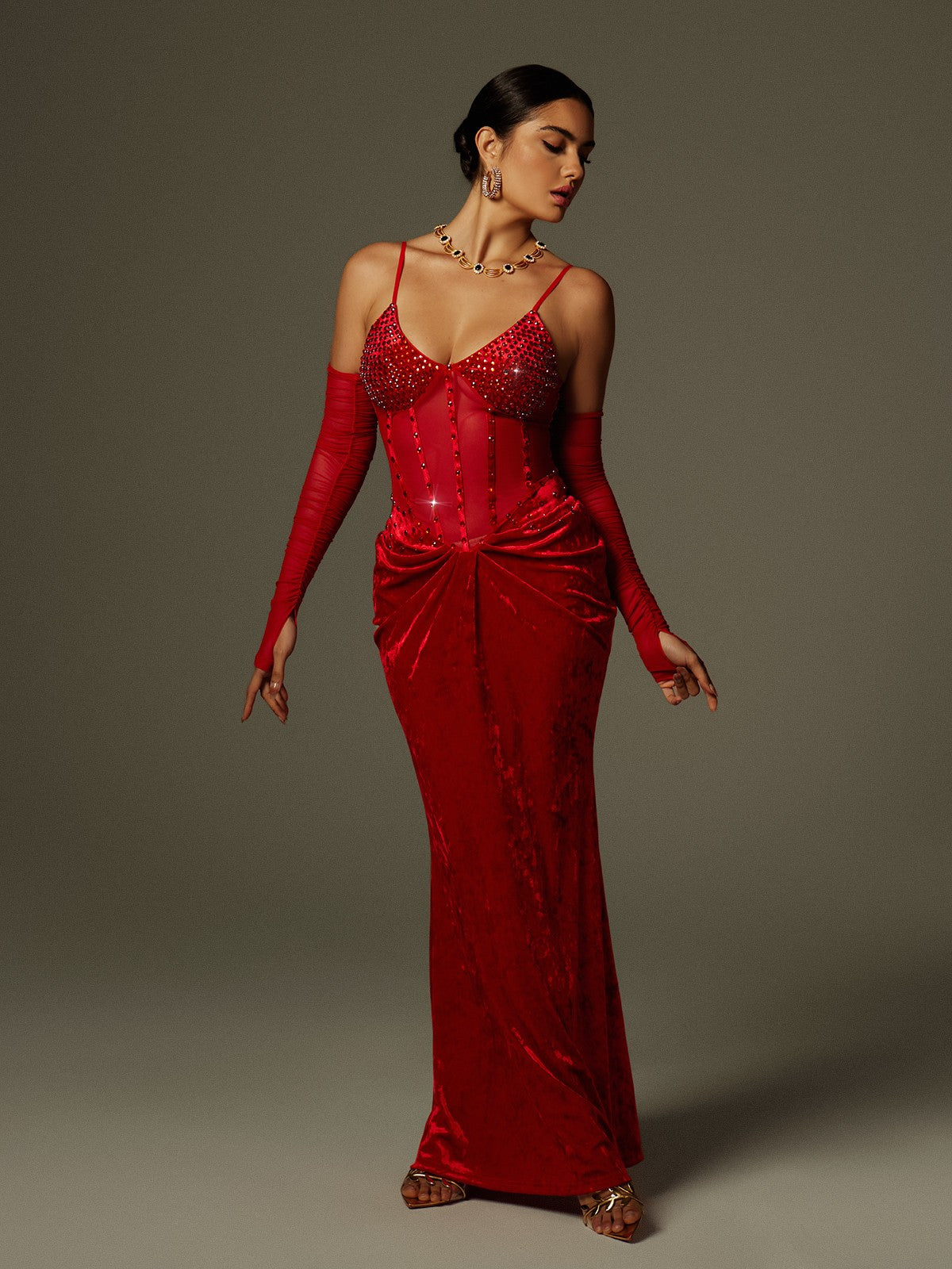 Robe longue en velours froncé à strass et spaghetti 