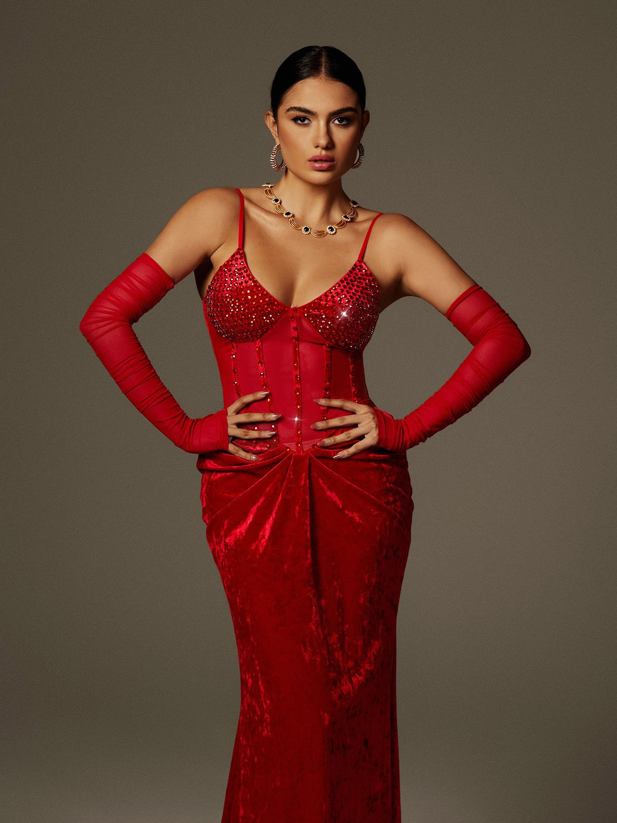 Robe longue en velours froncé à strass et spaghetti 