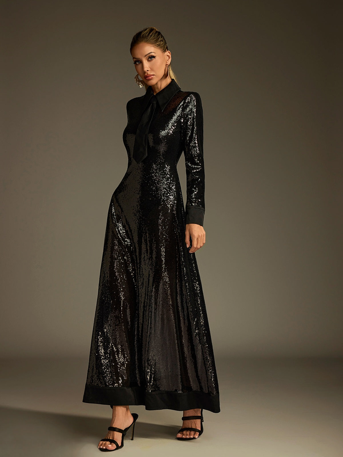Robe longue à sequins à col montant 