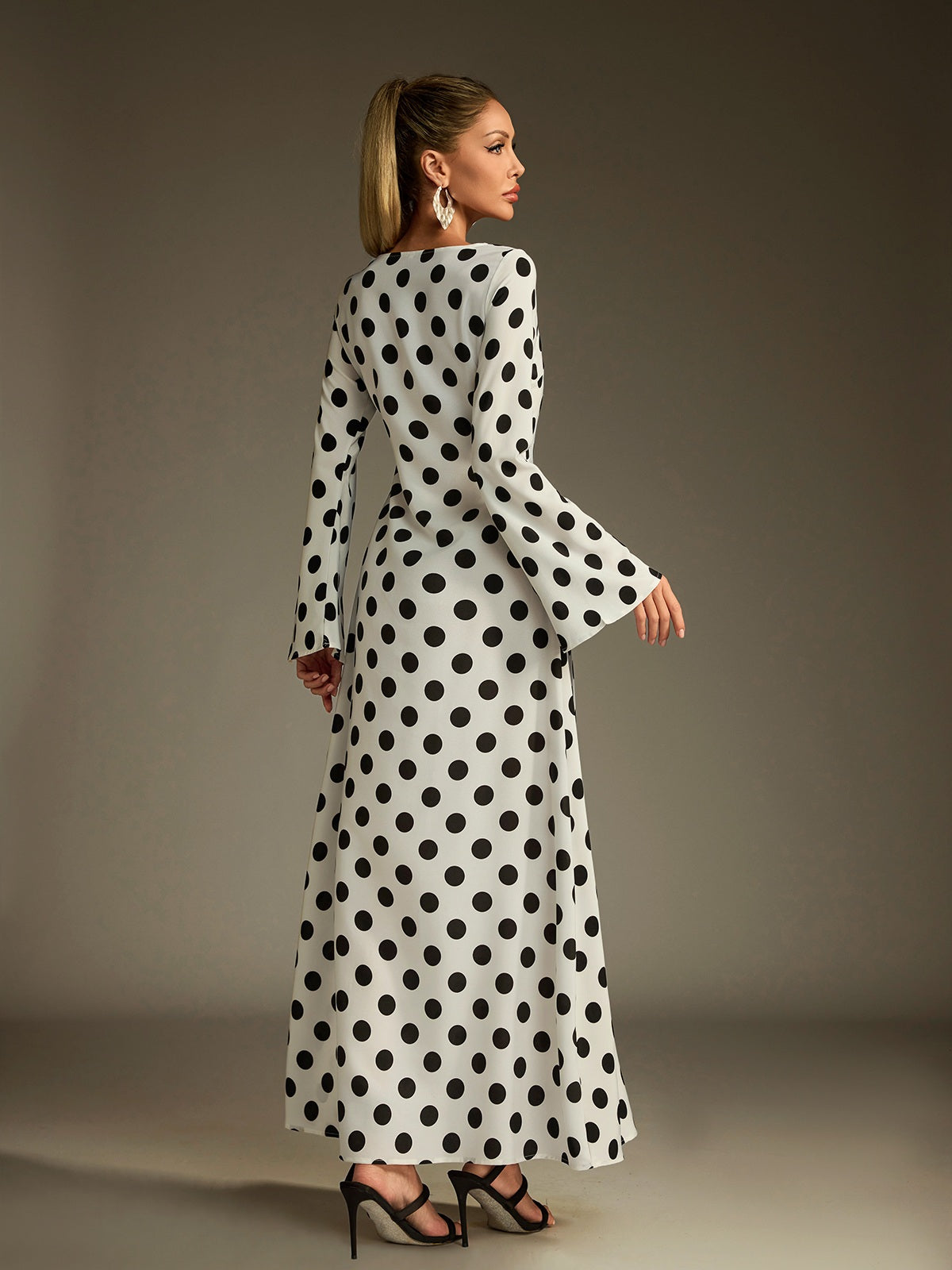 Robe longue à pois à manches évasées 