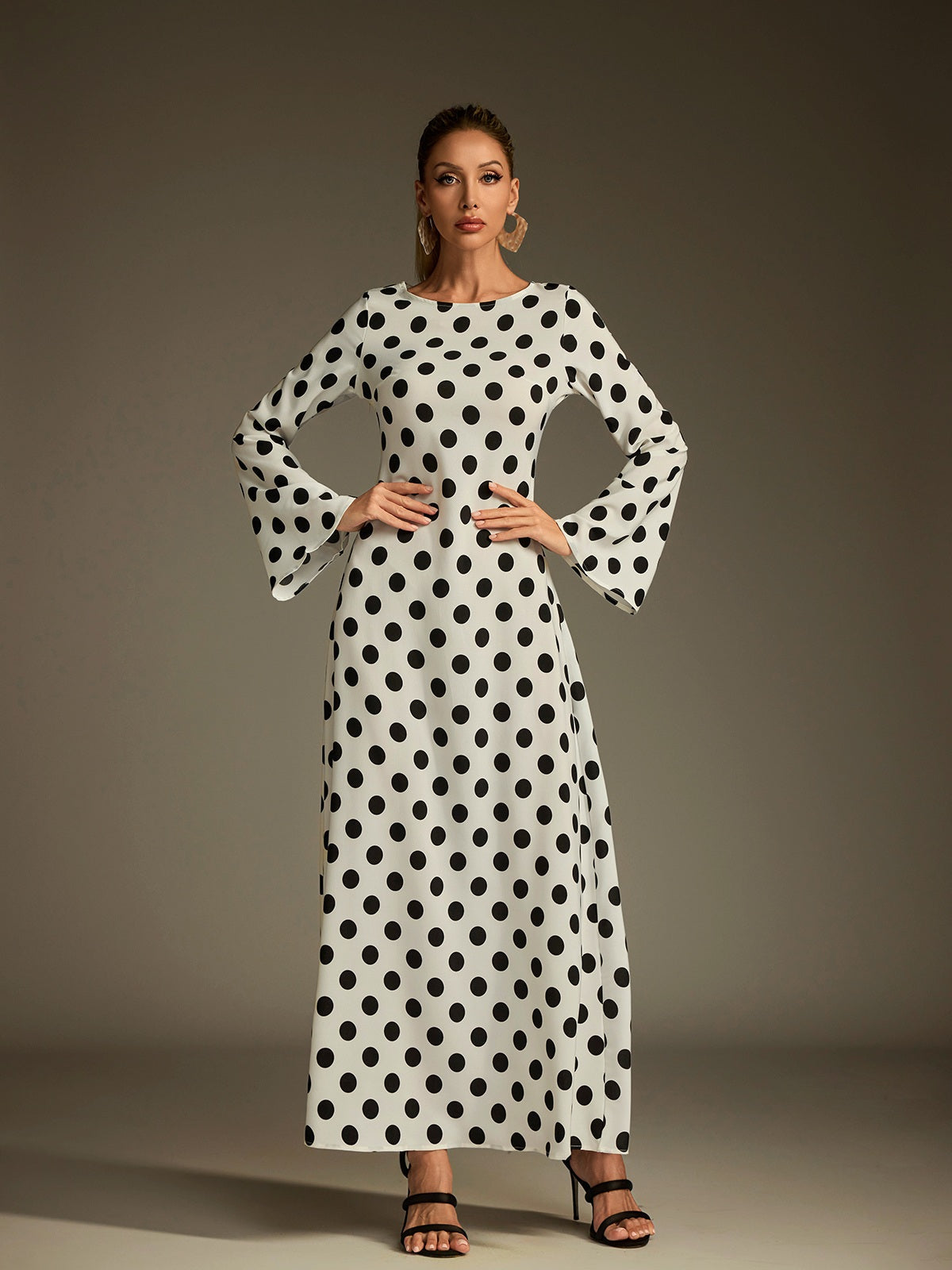 Robe longue à pois à manches évasées 