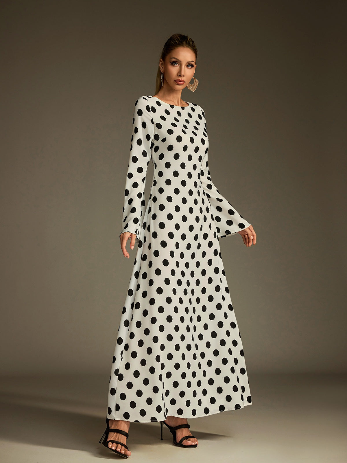Robe longue à pois à manches évasées 