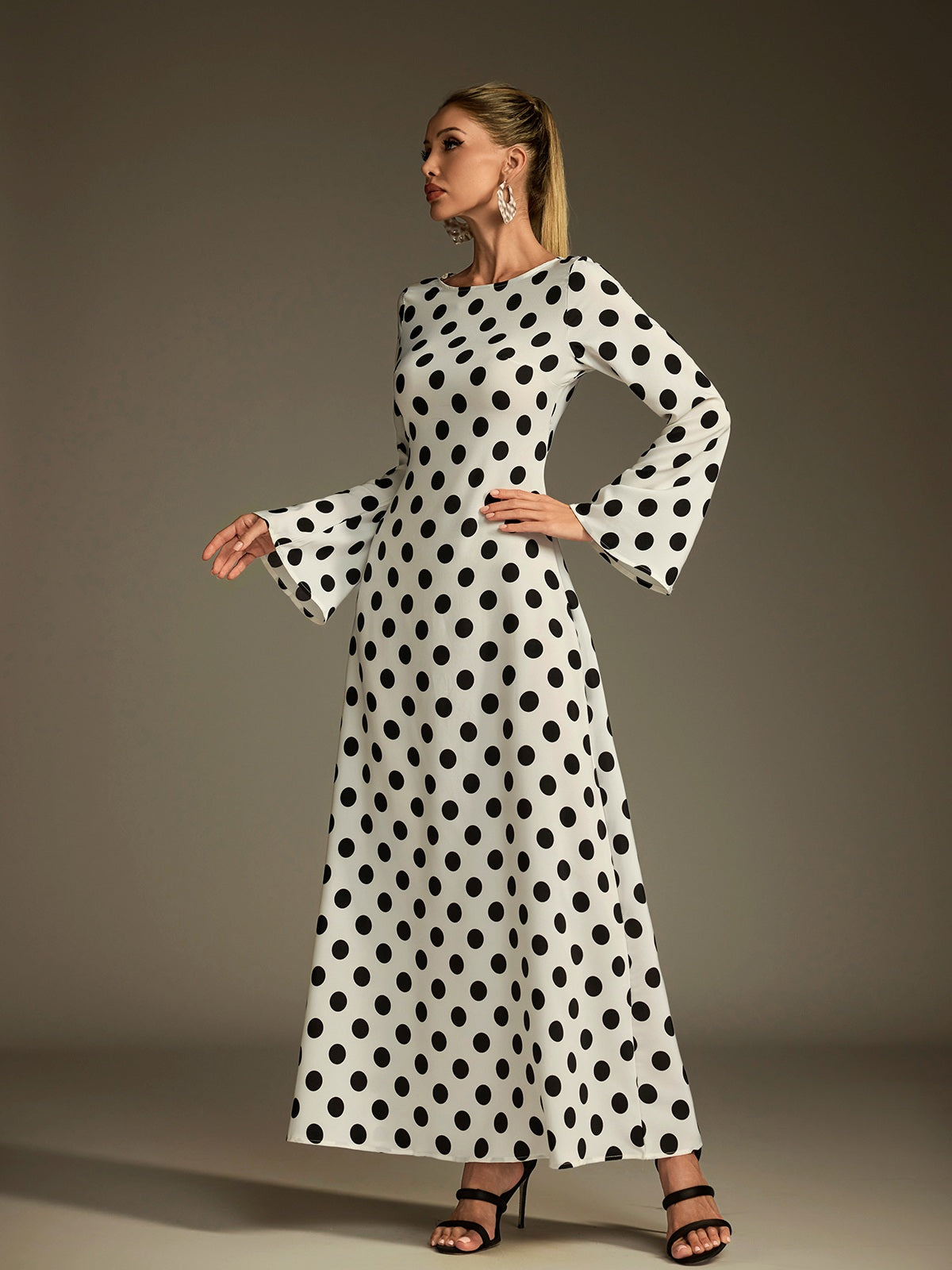 Robe longue à pois à manches évasées 