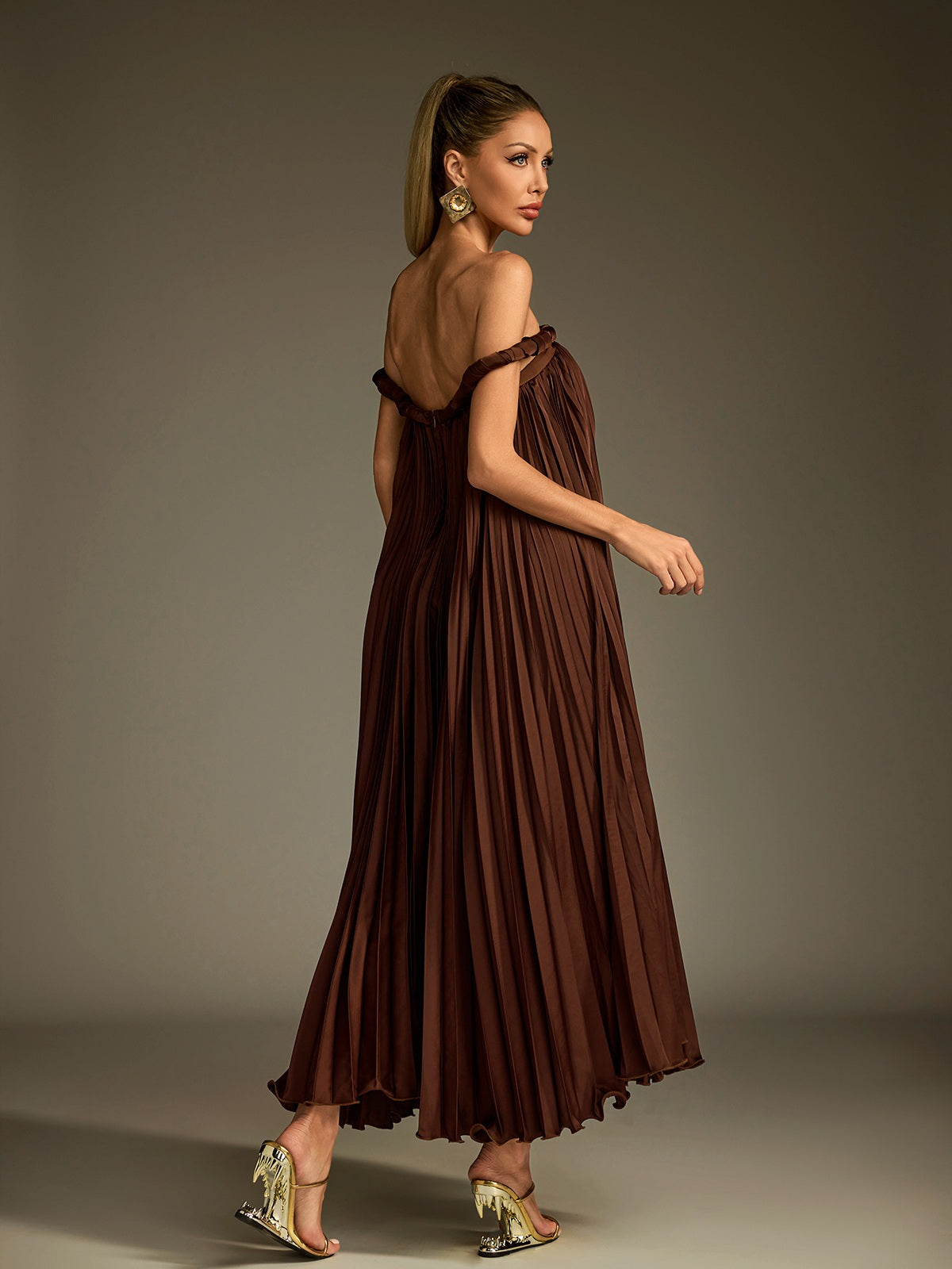 Robe midi plissée à épaules dénudées 