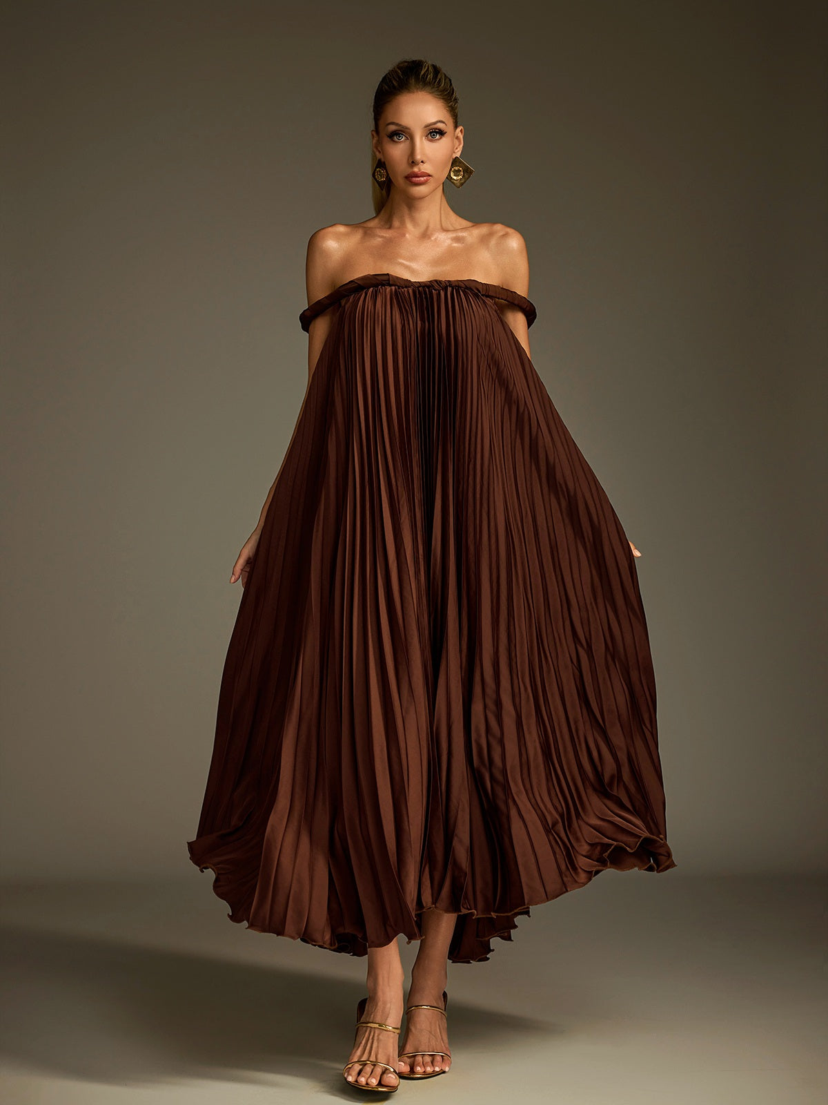 Robe midi plissée à épaules dénudées 