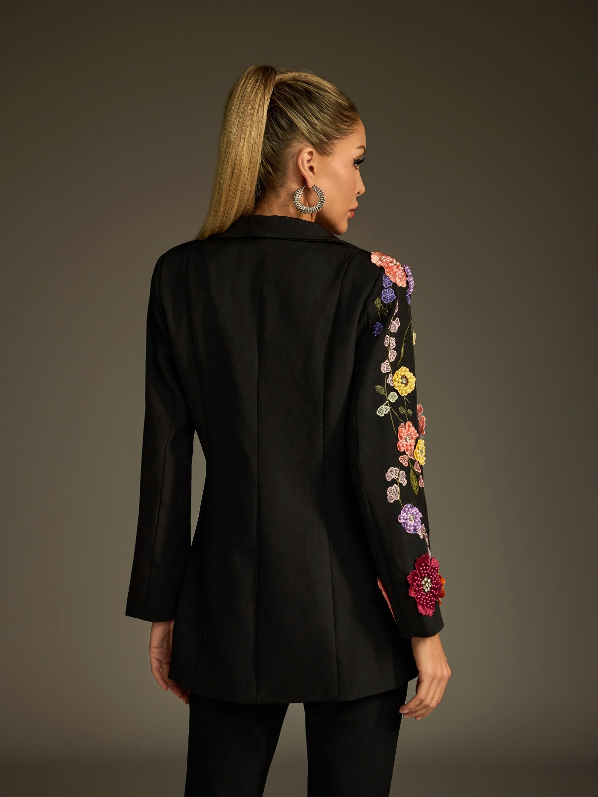 Blazer brodé de fleurs 