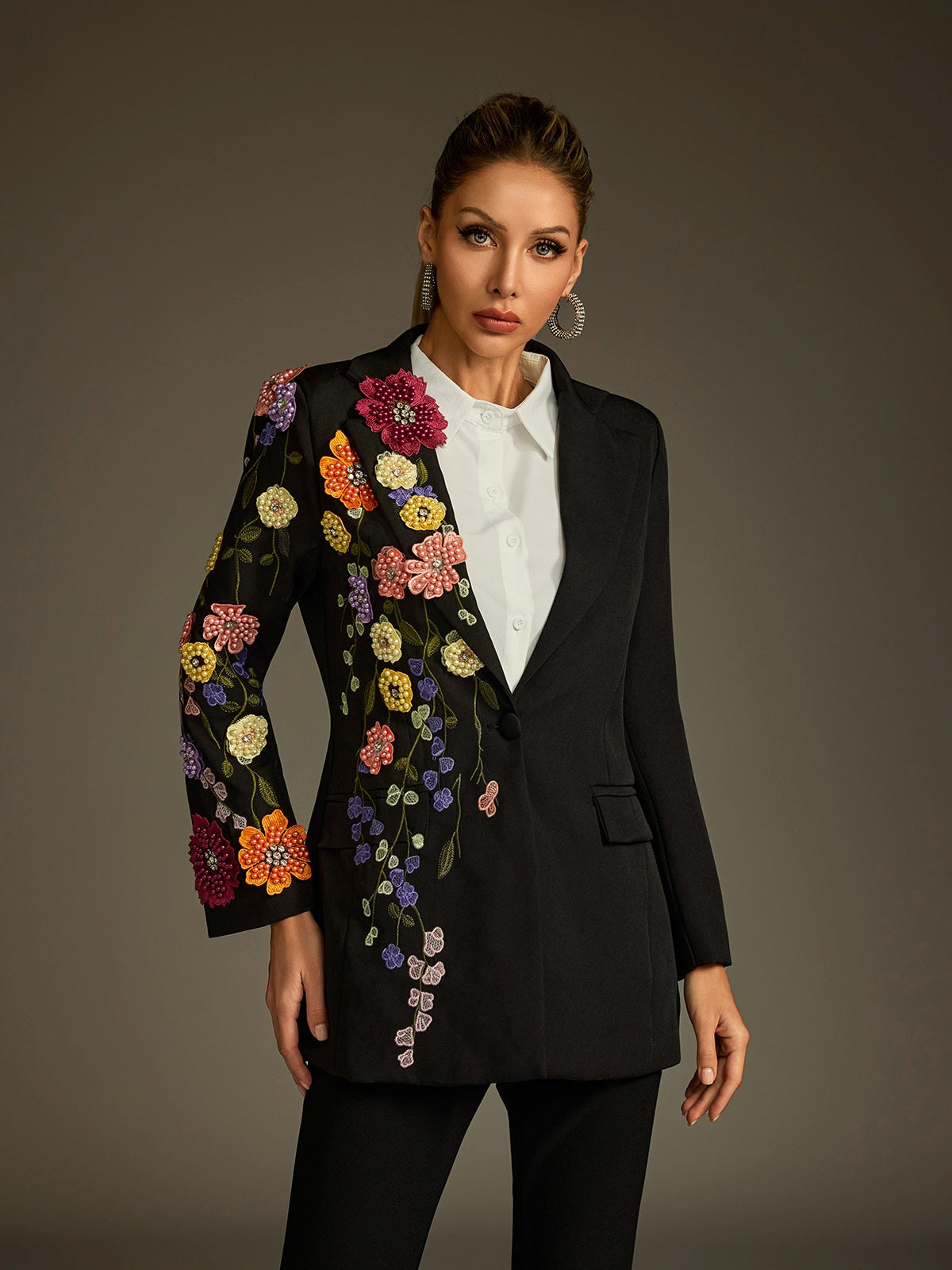 Blazer brodé de fleurs 
