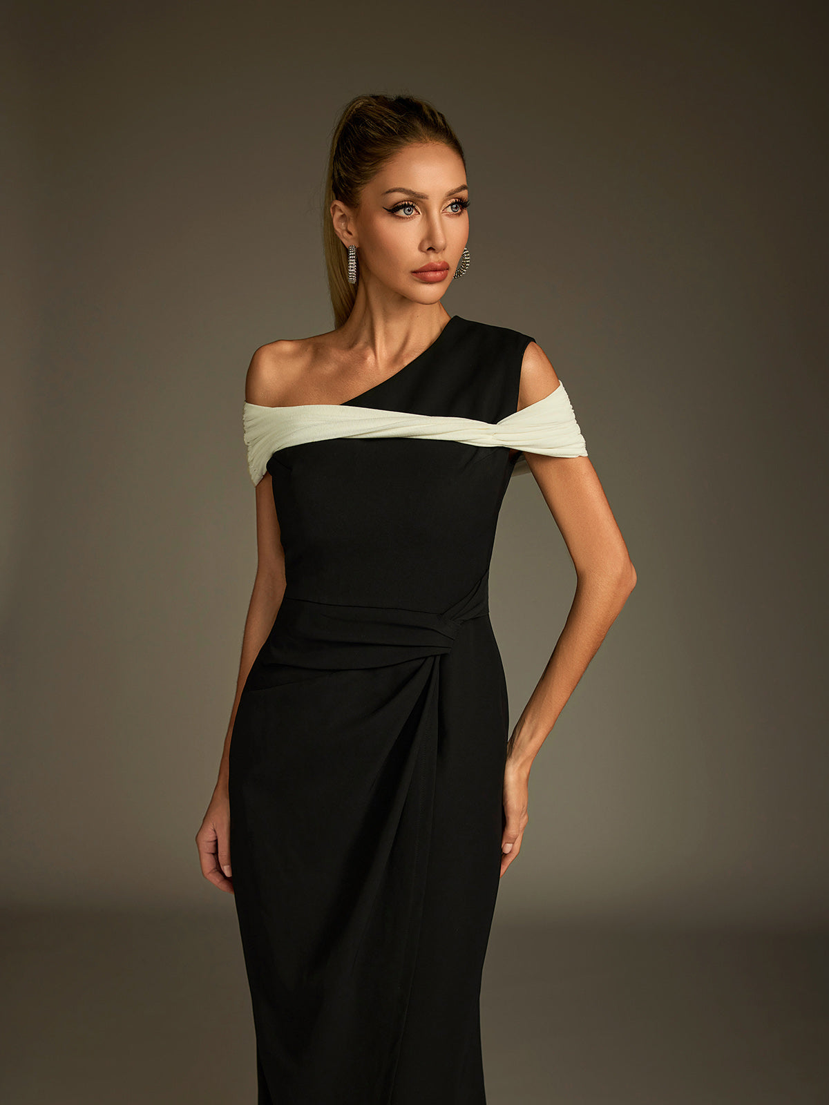 Robe midi asymétrique torsadée 