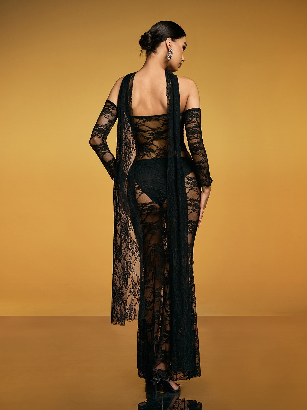 Robe longue en dentelle fendue et découpée noire