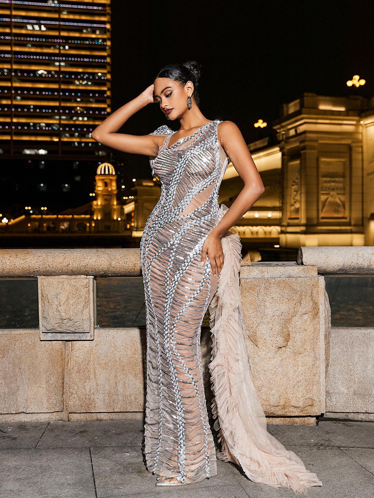 Robe argentée drapée en résille à sequins ajourée. 