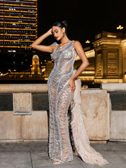Robe argentée drapée en résille à sequins ajourée. 