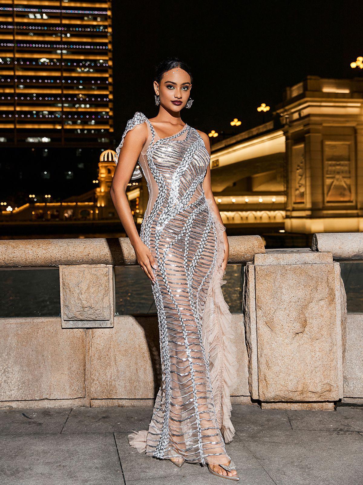 Robe argentée drapée en résille à sequins ajourée. 