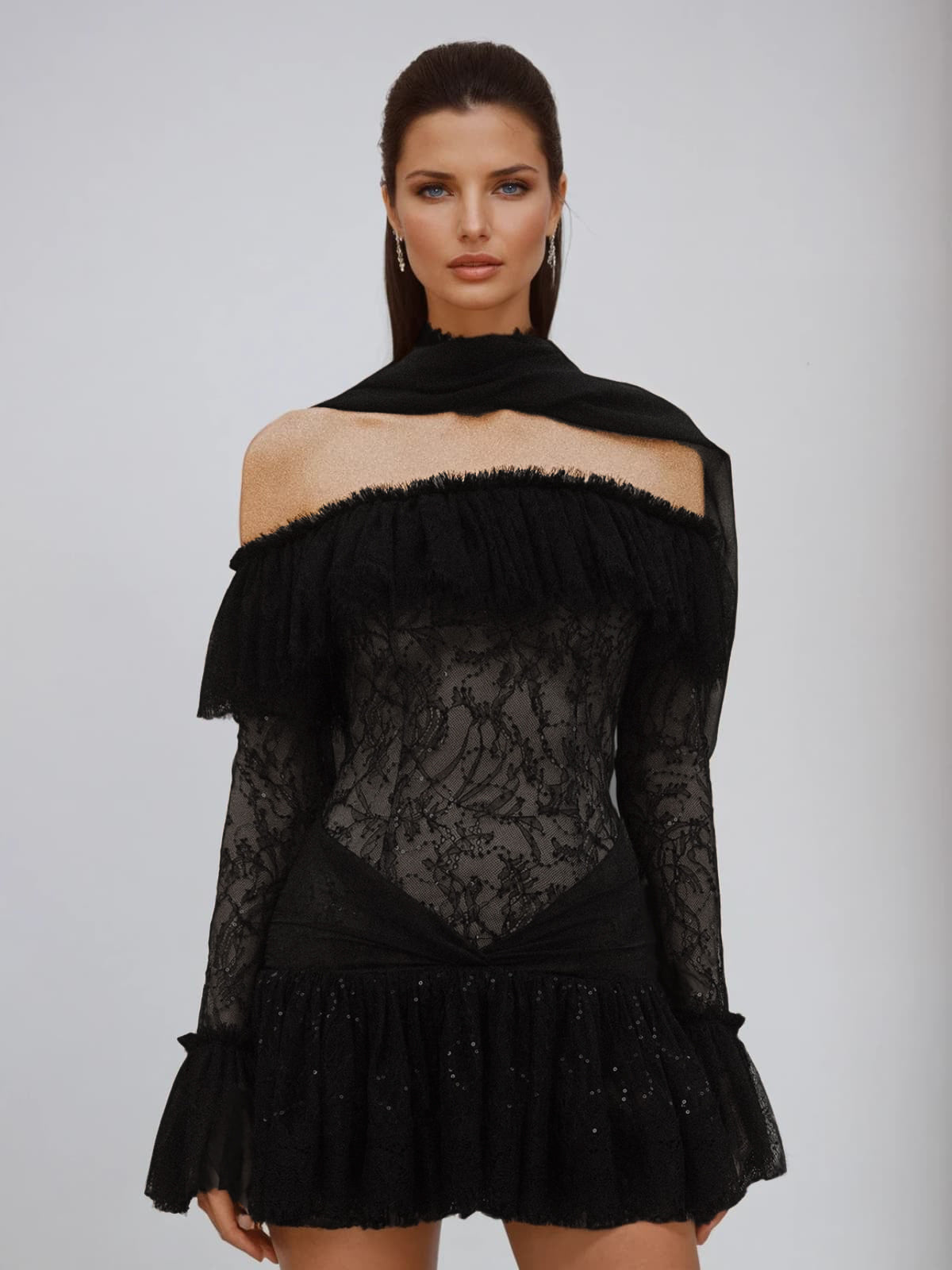 Robe mini bustier en dentelle et sequins avec foulard 
