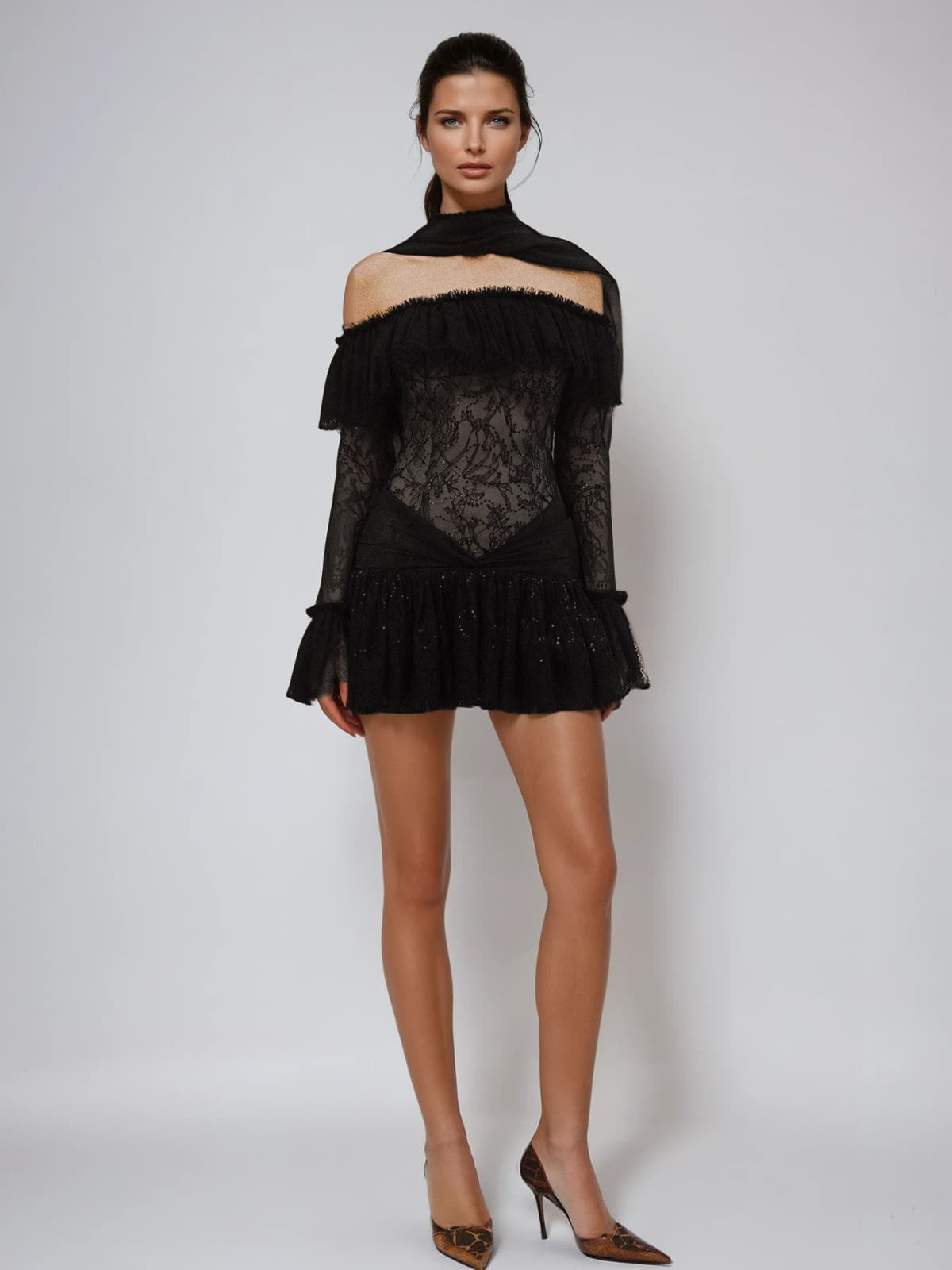 Robe mini bustier en dentelle et sequins avec foulard 