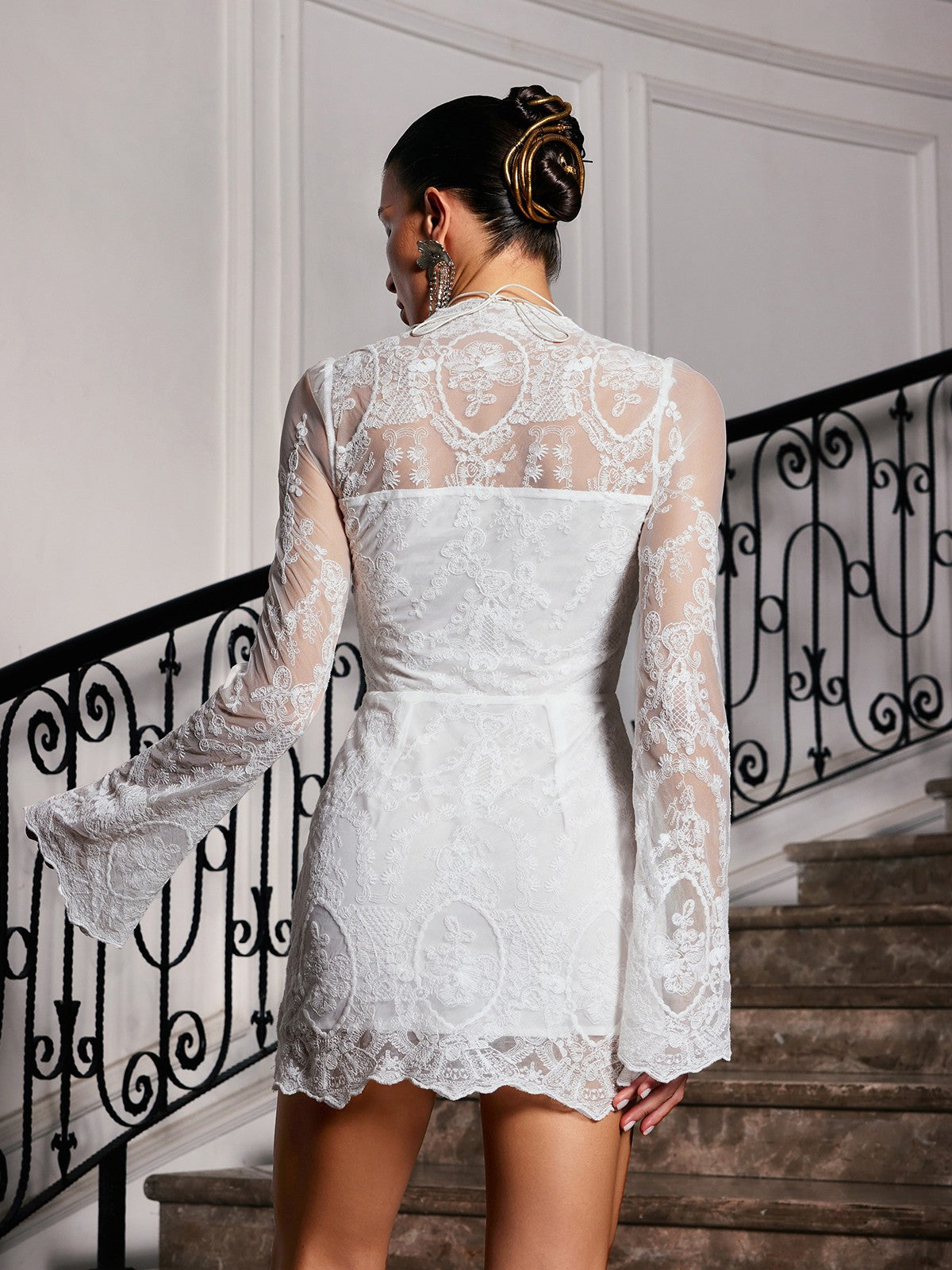 Robe courte en dentelle à manches évasées 