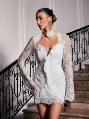 Robe courte en dentelle à manches évasées 