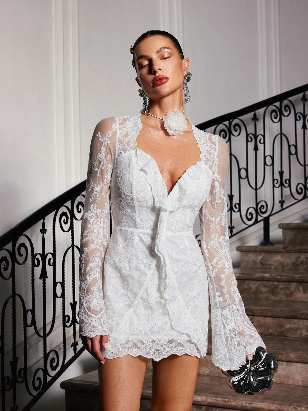 Robe courte en dentelle à manches évasées 