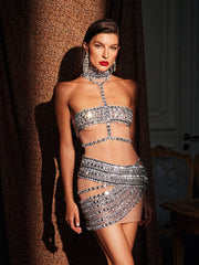 Robe courte en résille strass à col montant 