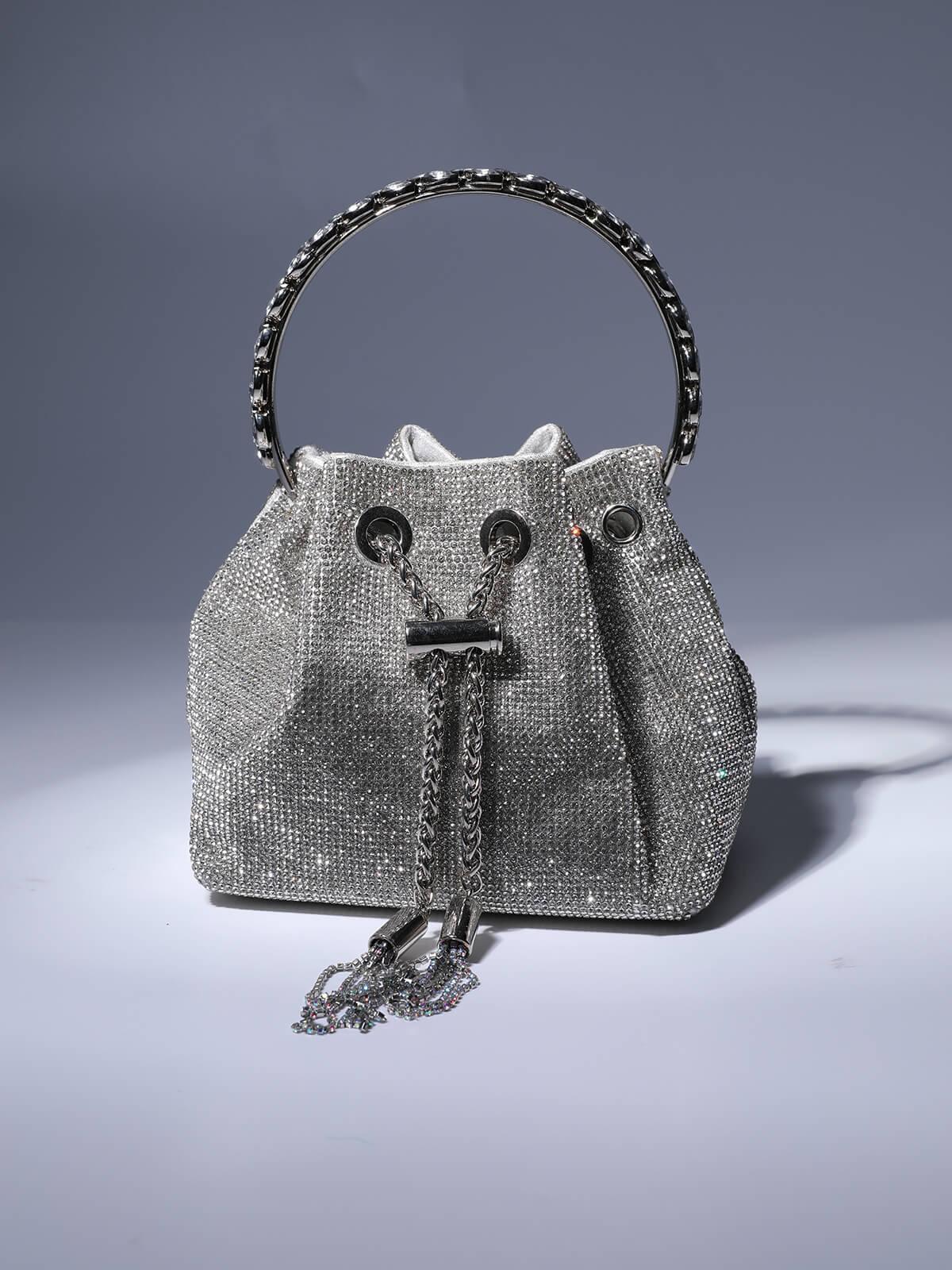 Sac seau argenté orné de cristaux
