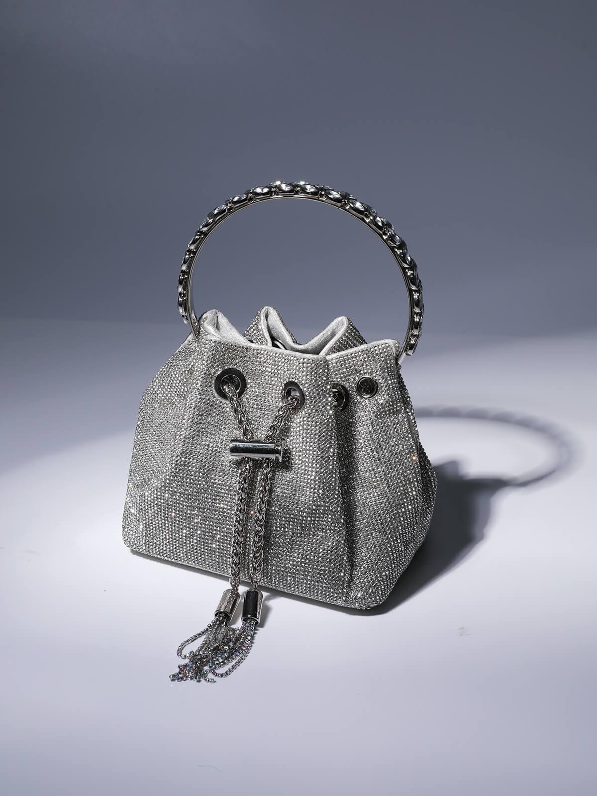Sac seau argenté orné de cristaux