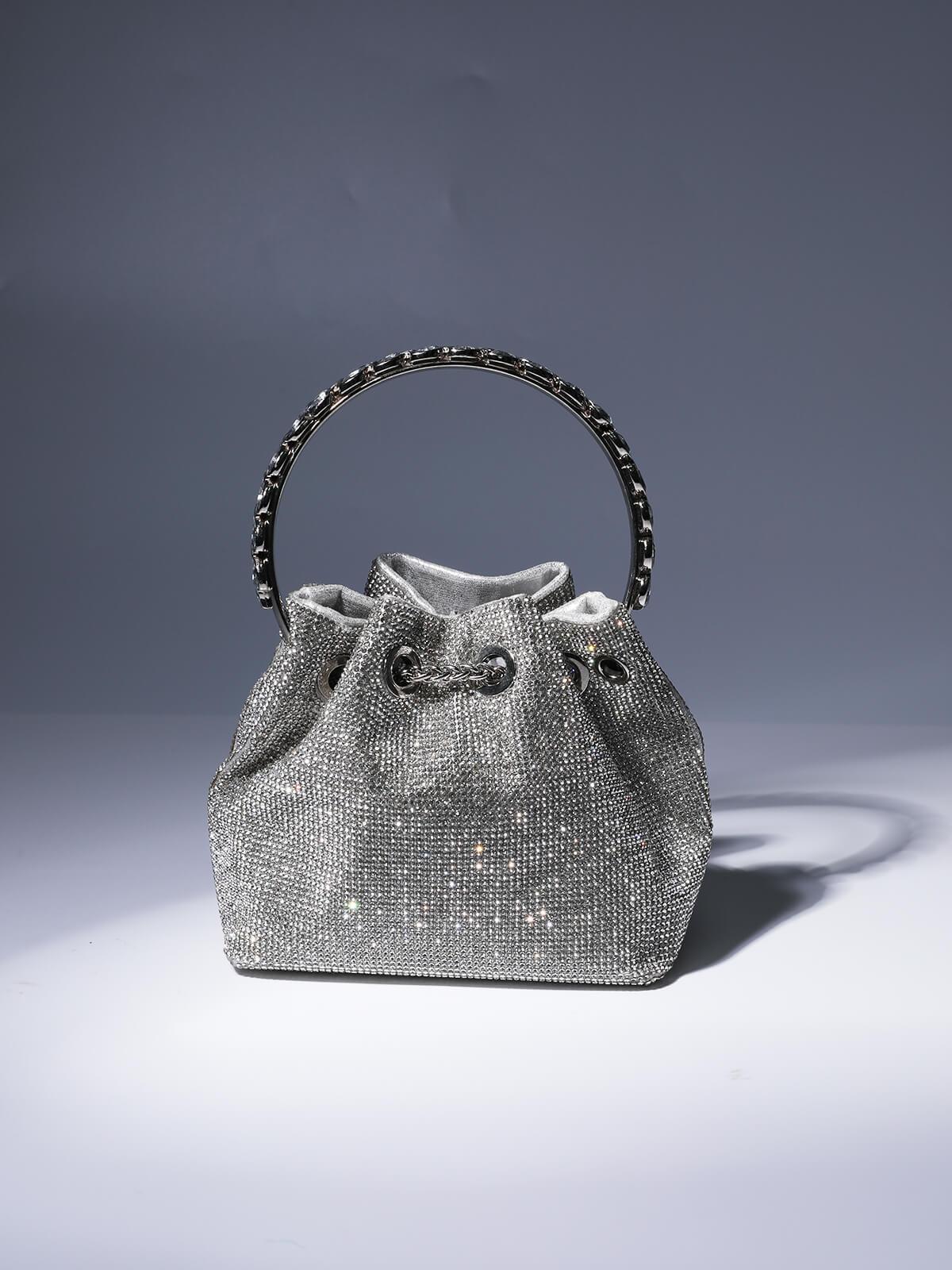 Sac seau argenté orné de cristaux