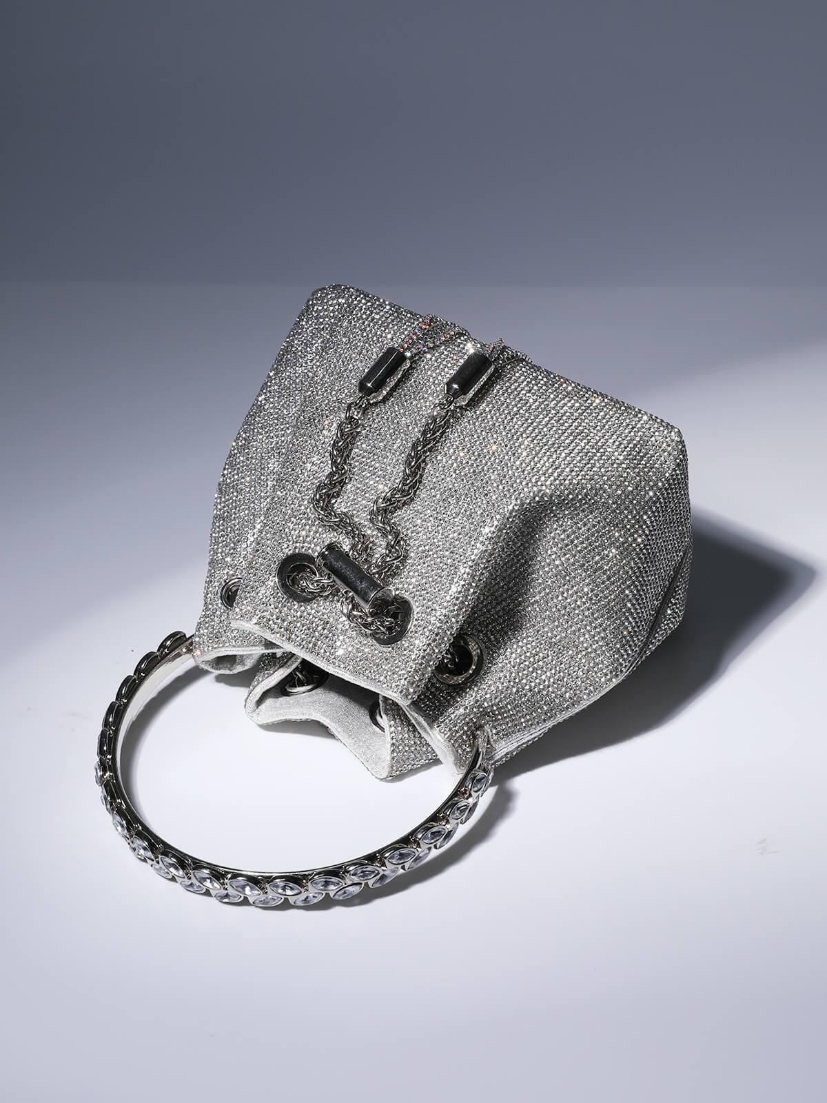 Sac seau argenté orné de cristaux