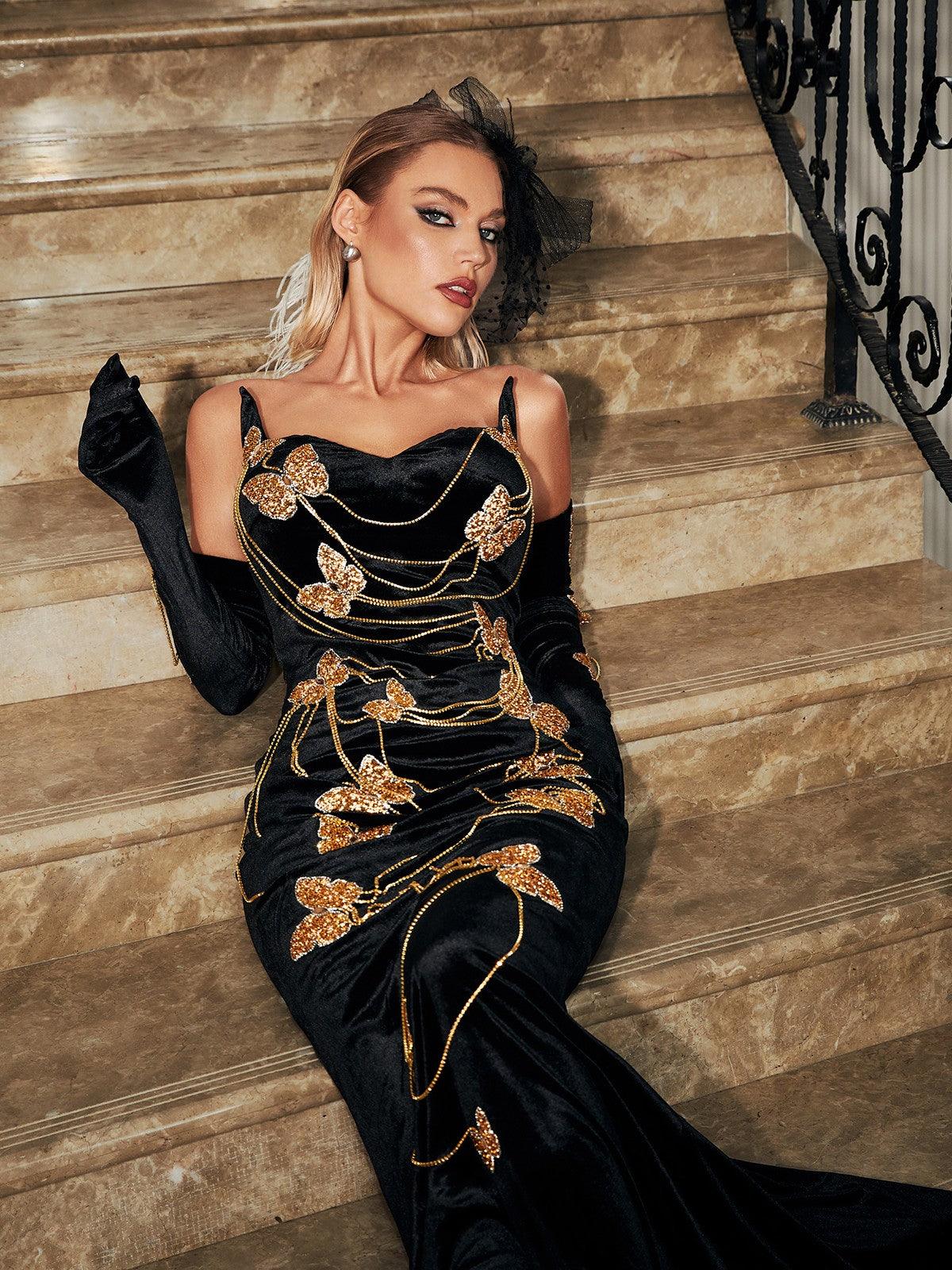 Robe en velours ornée d'une chaîne papillon 